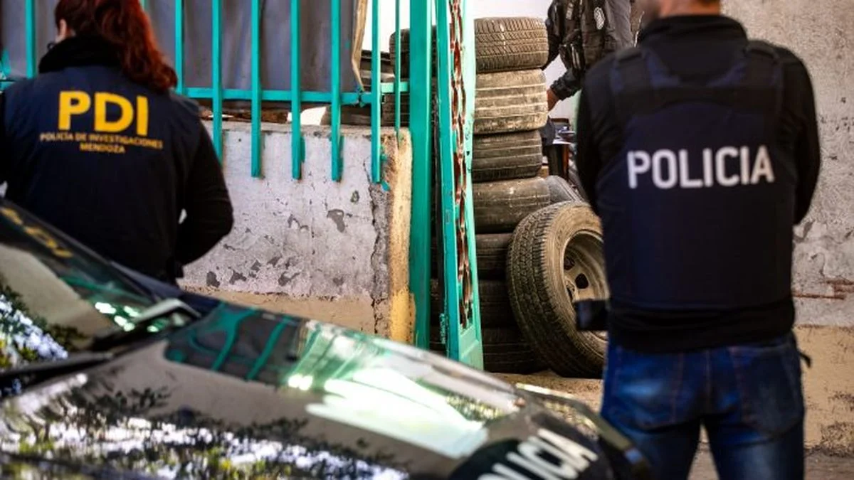 Detienen a tres delincuentes y secuestran armas durante allanamientos en barrios de Godoy Cruz