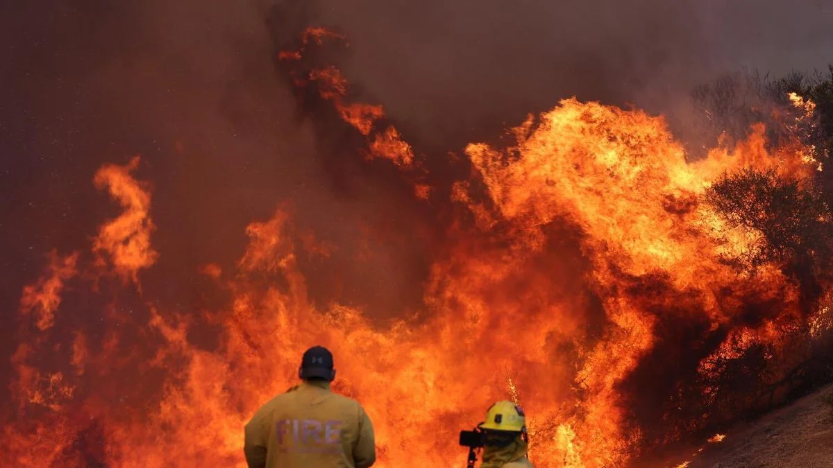 Incendios en Los Ángeles: evacúan a 30 mil personas ante el avance de las llamas