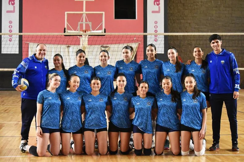 La selección mendocina de vóley masculina debutó con victoria y mañana iniciará el femenino.