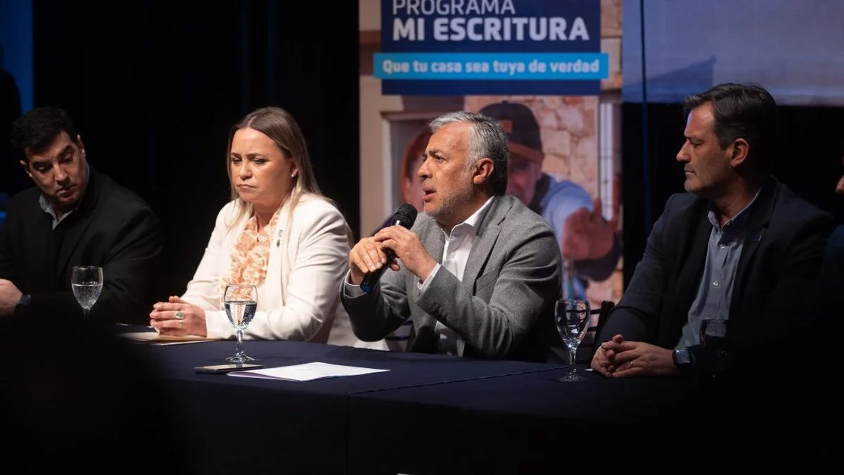 Cornejo participó de un acto clave para que familias escrituren sus viviendas