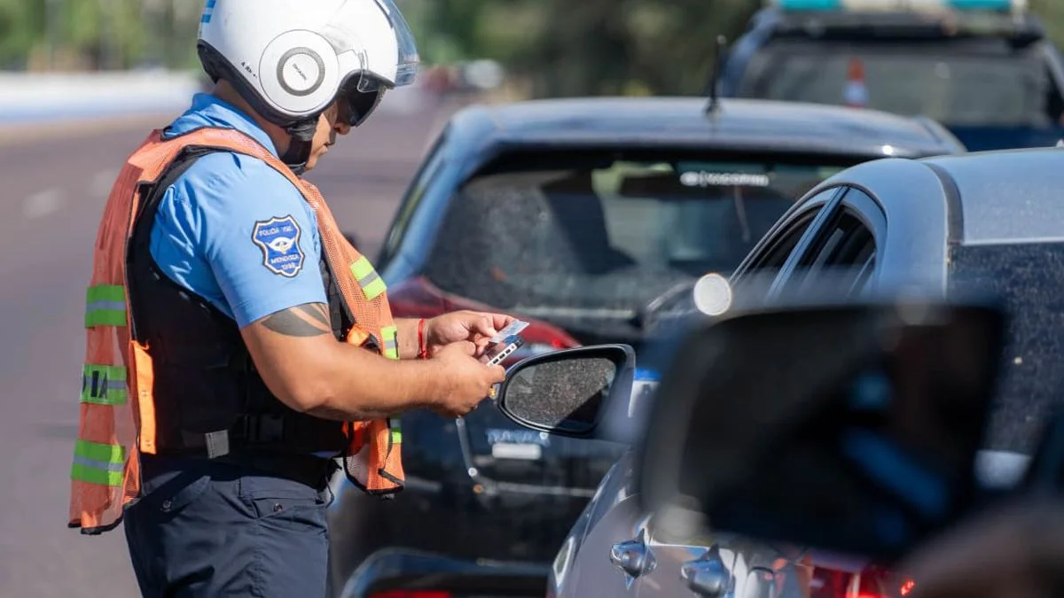 Escándalo en Guaymallén: manejaba ebrio, chocó todo a su paso e intentó fugarse
