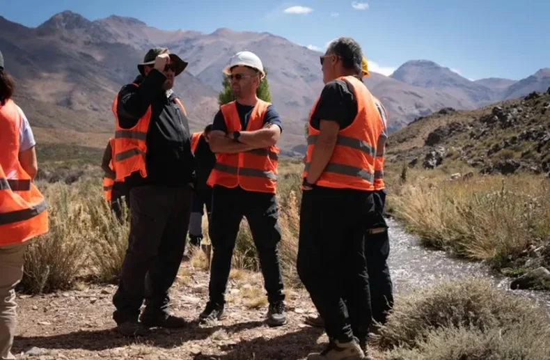Alfredo Cornejo y los dueños de la mina San Jorge ofrecen visitas guiadas a Uspallata, donde plantean construir la mina., 