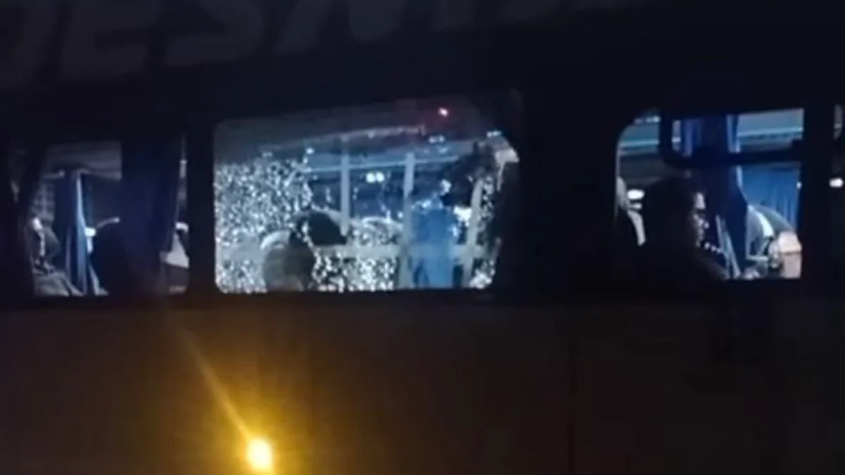 Vandalismo en micros de larga distancia: lo atacaron a piedrazos e hirieron a una mujer