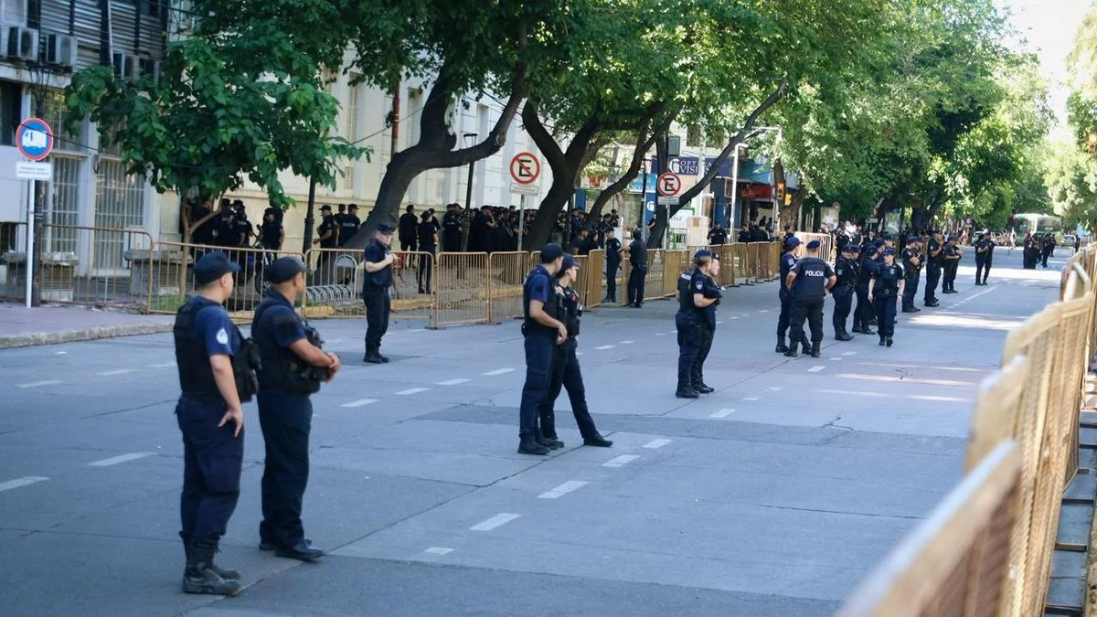 Calles cortadas y desvíos de colectivos por el debate minero en la Legislatura