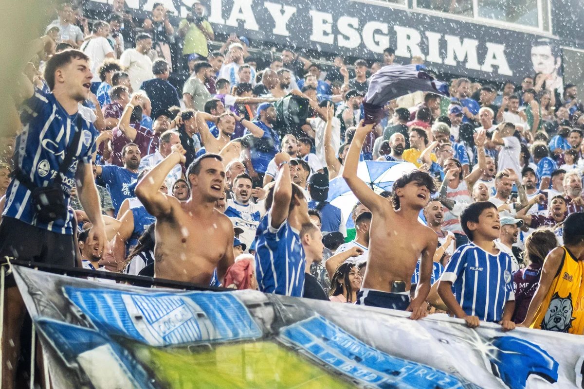 Hinchada Godoy Cruz - Tomba (20).jpg