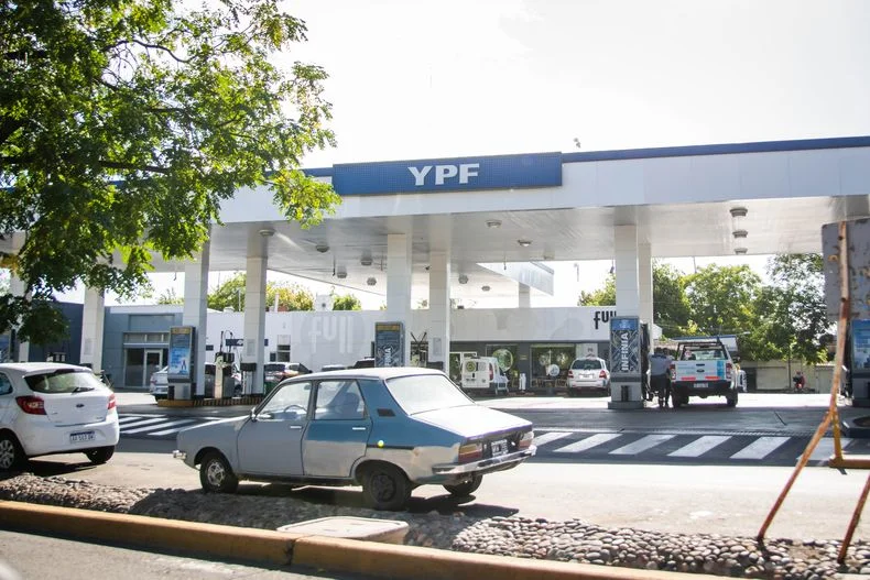 YPF podr&iacute;a bajar el precio de la nafta.