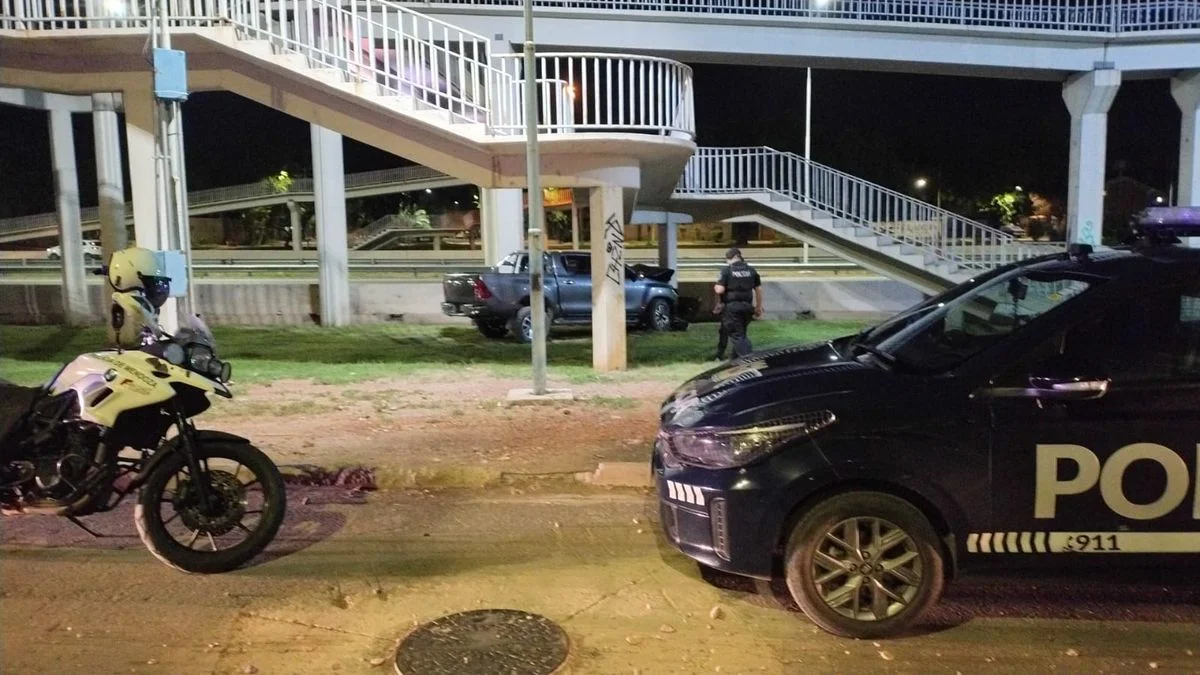 Aparatoso choque de una camioneta contra una pasarela en el Acceso Sur