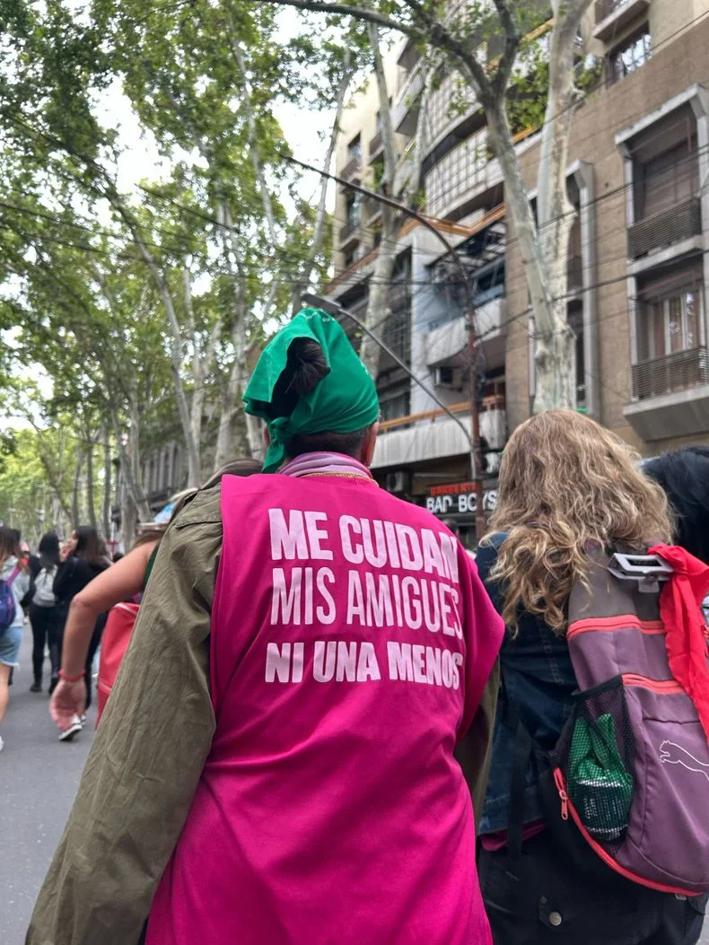 El colectivo Ni Una Menos se sumó este 8M al contra carrusel de la Vendimia. 