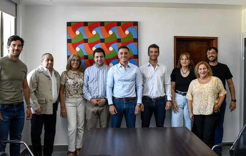 Marcos Calvente junto a su nuevo Secretario de Gobierno, Ignacio Conte y el funcionario que deja el &aacute;rea, Mauricio Iglesias.&nbsp;