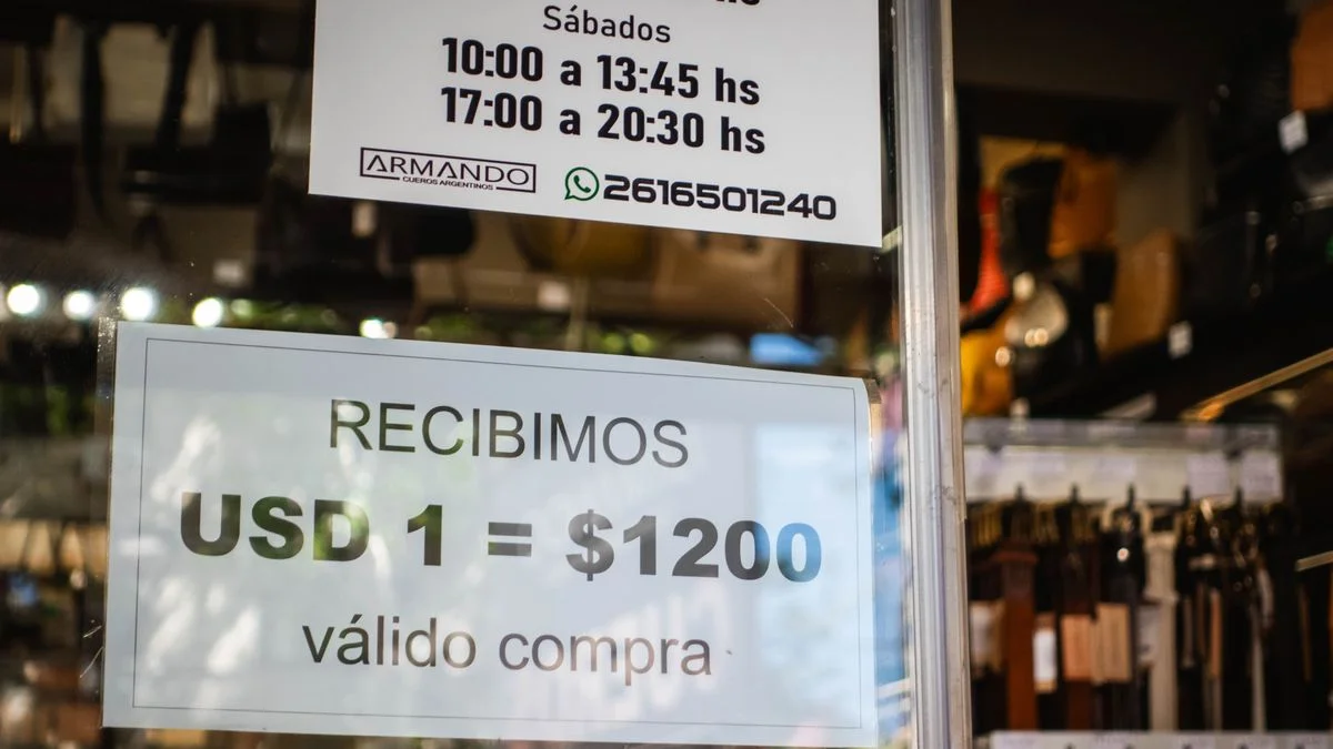El Gobierno prepara anuncios para incentivar el uso de dólares en compras cotidianas