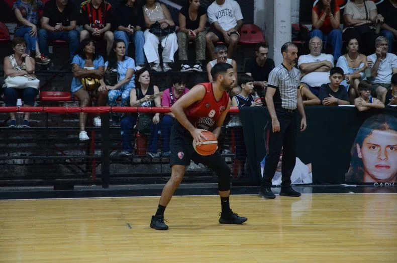 El jugador de b&aacute;squet festej&oacute; su d&iacute;a dentro de una cancha.