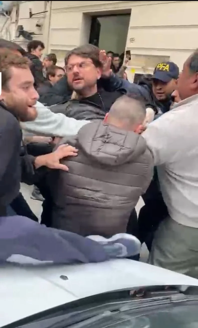 Detuvieron a Juan Grabois tras ocupar el Instituto Perón: denuncian cierre "ilegal" y represión
