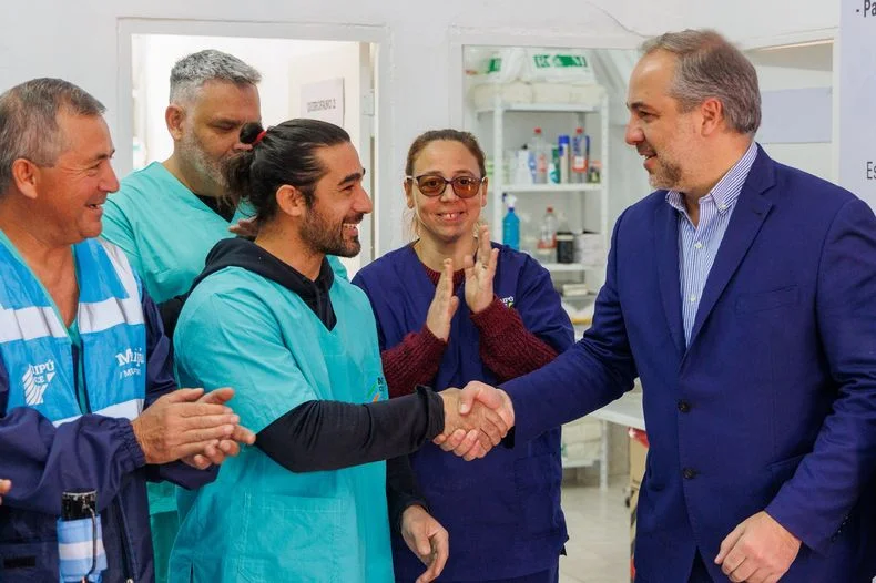 Mat&iacute;as Stevanato, intendente de Maip&uacute;, con los profesionales del Centro de Atenci&oacute;n Veterinaria.&nbsp;