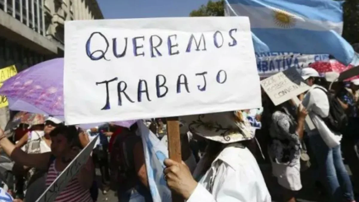 Un año de motosierra y ajuste: ya se perdieron 185 mil empleos en blanco y se multiplican los monotributistas