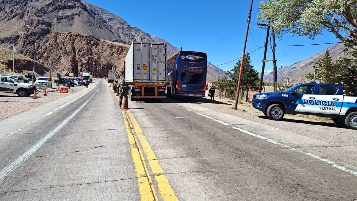 Rehabilitan al tránsito el paso a Chile tras mejoras en las condiciones climáticas en alta montaña