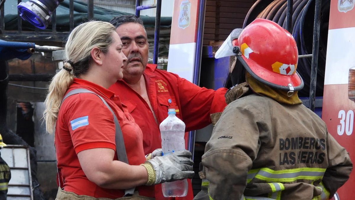 Incendio intencional en Las Heras: identificaron al hombre que "arrojó un trapo prendido fuego"