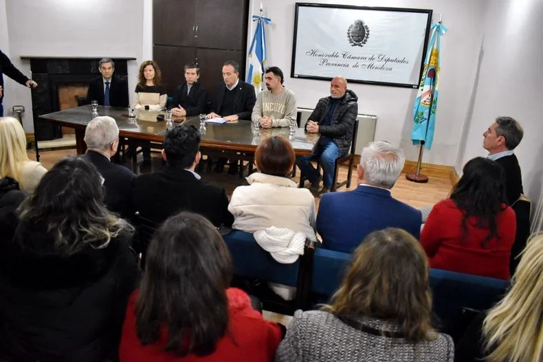 El 25 de junio llegó un petitorio de la UNCuyo a la Legislatura para pedir respaldo institucional. En la foto, el vicerrector Gabriel Fidel junto al presidente de la Cámara de Diputados, y de la UCR, Andrés Lombardi.  