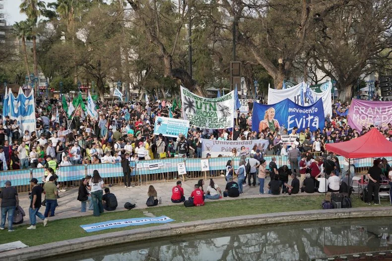 Masiva marcha en defensa a la educaci&oacute; p&uacute;blica.