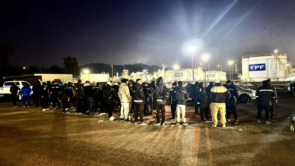 Despidos masivos por el Plan Andes: petroleros y camioneros protestan en la refinería y yacimientos