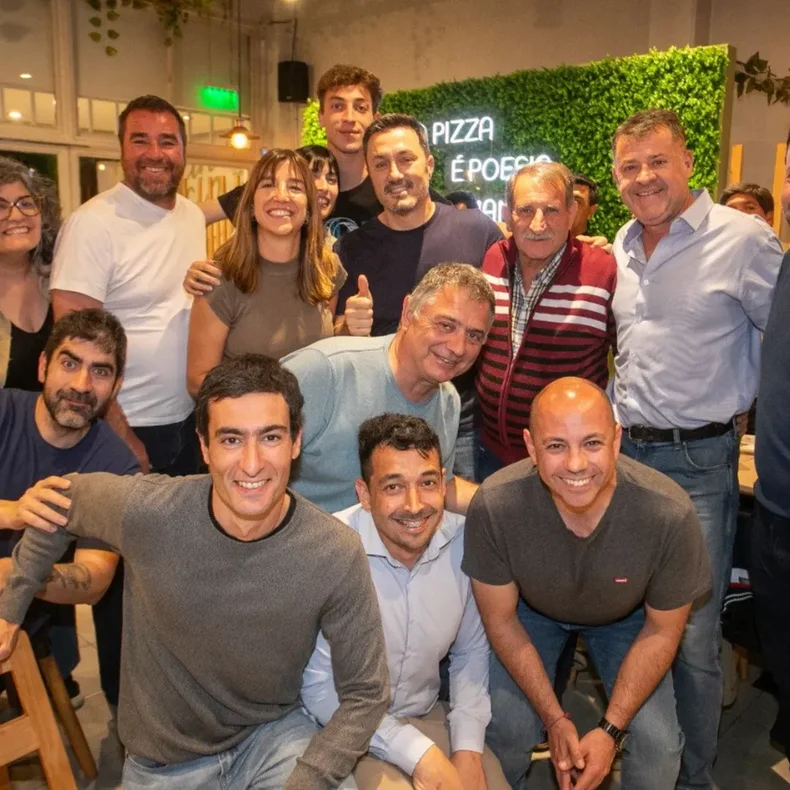 Gonzalo Altamiranda, abajo a la derecha de la foto. 