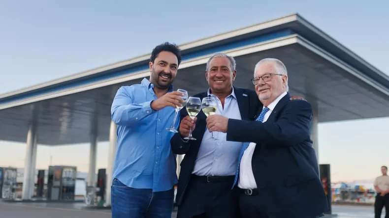 Diego Dumit (izquierda) y Alfredo Vila (centro), en la inauguraci&oacute;n de la YPF de Uspallata. Foto: Los Andes.&nbsp;