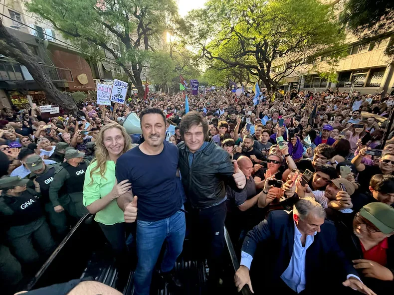 Karina, Petri y Milei en una de las caravanas que entronizó al Presidente. 