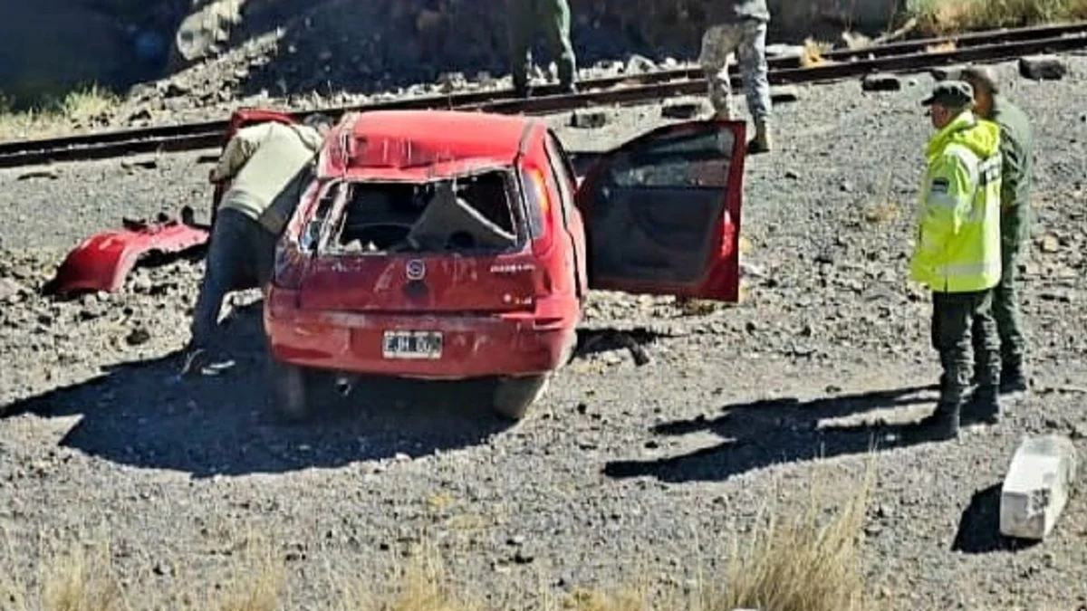 Accidente un alta montaña: un auto se despistó de la Ruta Nacional 7