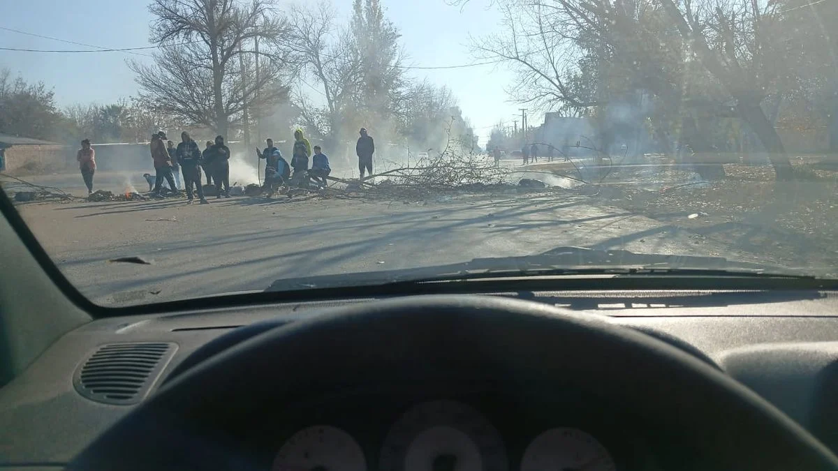 Policía reprimió una protesta vecinal mientras los estudiantes salían de clases