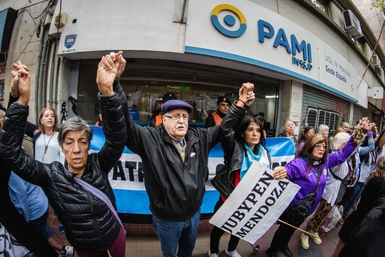 Los jubilados llevaron a la Justicia la batalla contra el libertario que conduce el PAMI y se niega a entregar los remedios gratuitos. 