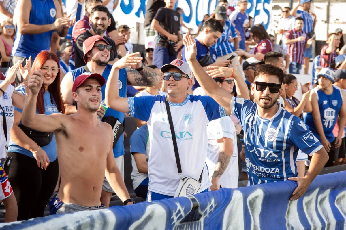 Hinchada Godoy Cruz - Tomba (6).jpg