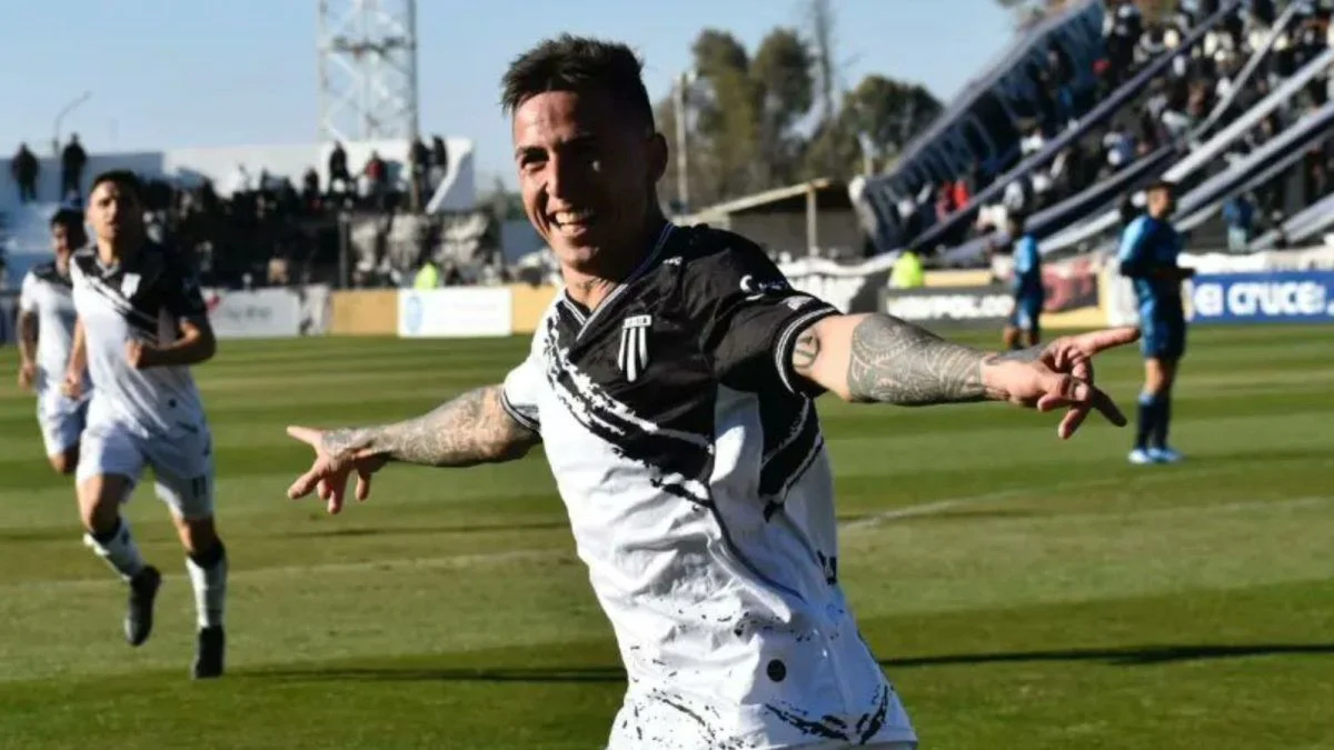 Casi asciende con Gimnasia, pertenece a Boca y lo persigue un extraño récord