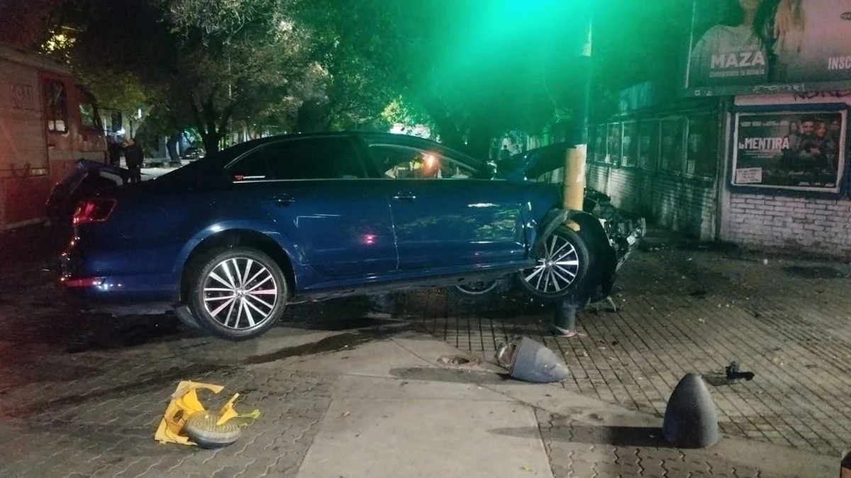 Violento choque entre dos autos en la Ciudad dejó un herido