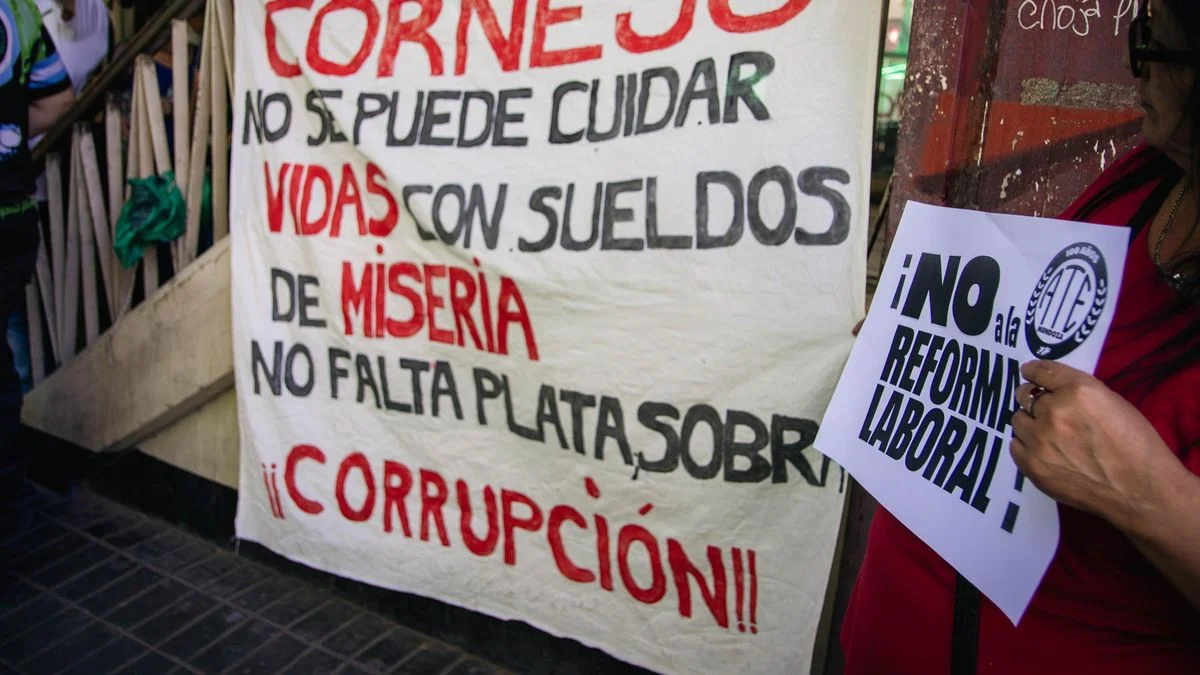 Potente protesta de estatales de ATE Mendoza por los salarios: "No falta plata, sobra corrupción"