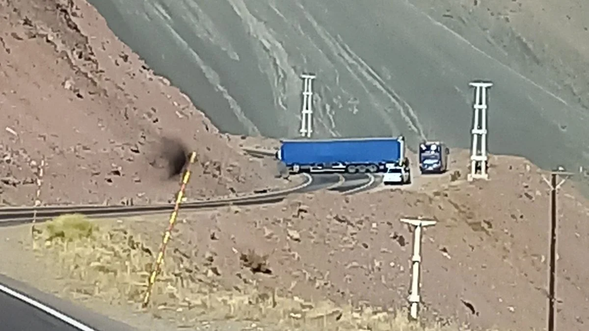 Paso Cristo Redentor: un camión se quedó sin aire y permanece atravesado sobre Ruta 7