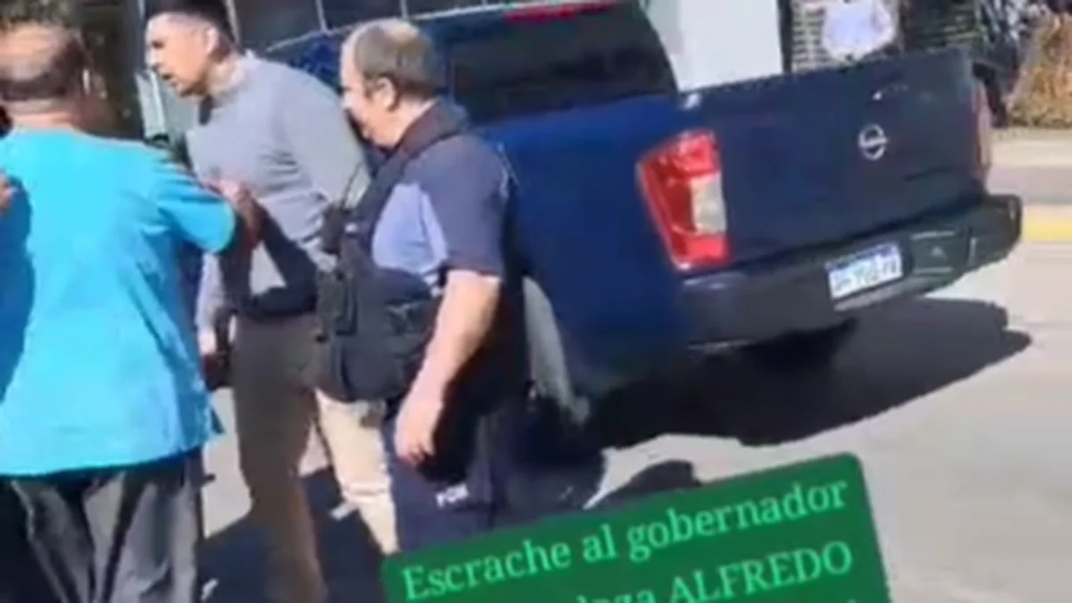 ATE Mendoza escrachó a Alfredo Cornejo en el Hospital Notti por la reforma laboral y los bajos salarios