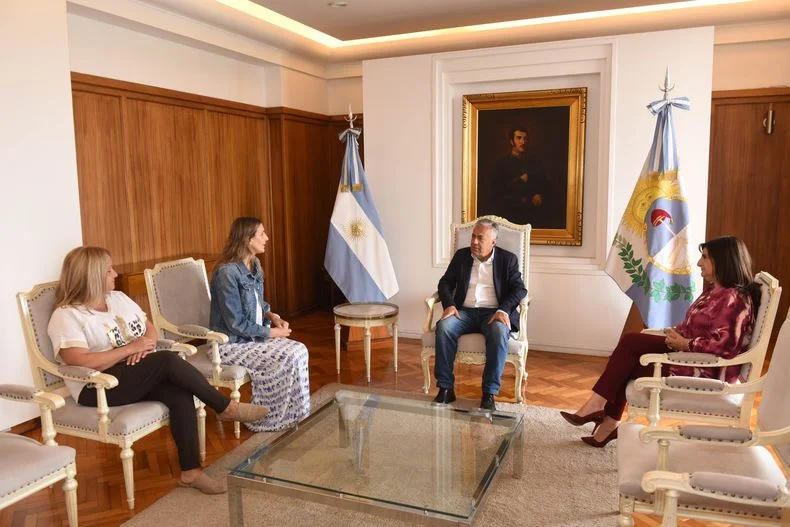 El gobernador Alfredo Cornejo junto a ejecutivas de Arajet, la empresa aérea que operará Mendoza-Punta Cana