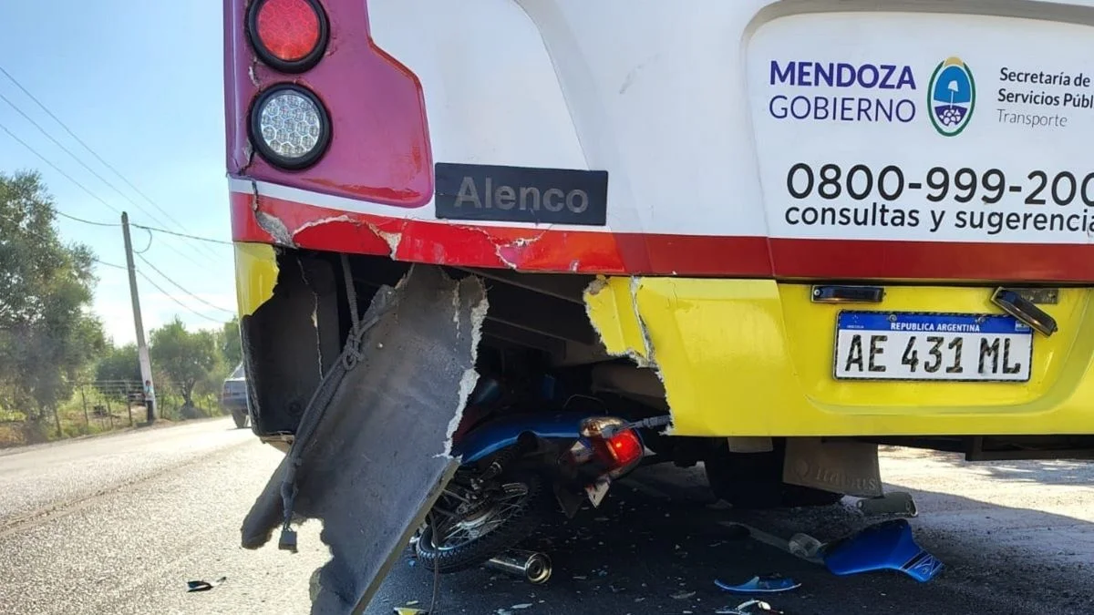 Accidente: chocó de atrás a un colectivo detenido en una parada y pelea por su vida