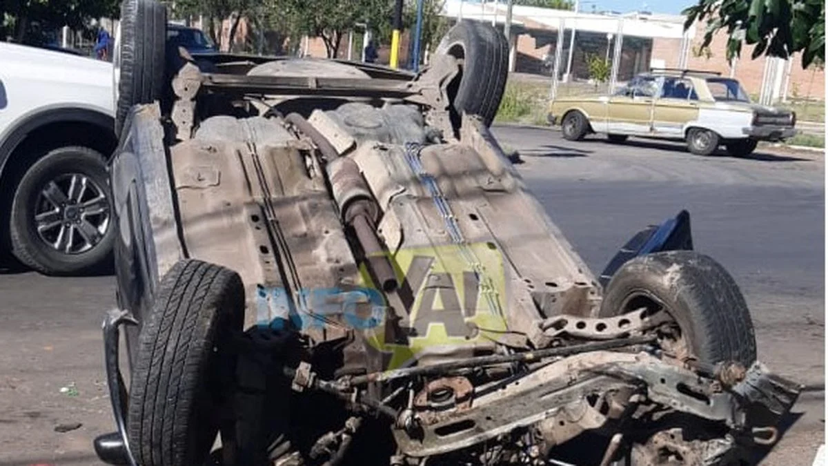 Circulaba ebrio, generó un accidente y el motor de su auto terminó impactando contra otro vehículo