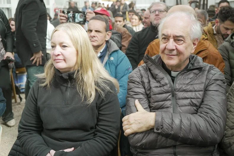 Hebe Casado y Marcelo De Benedectis, vocero del arzobispado, quien también fue a la audiencia popular, dándole legitimidad por parte de la Iglesia. 