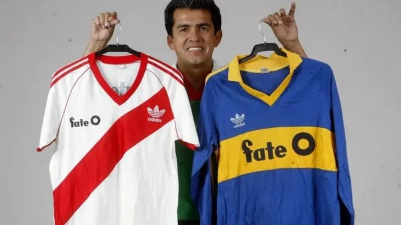 Las camisetas de River y Boca con FATE como sponsor. 