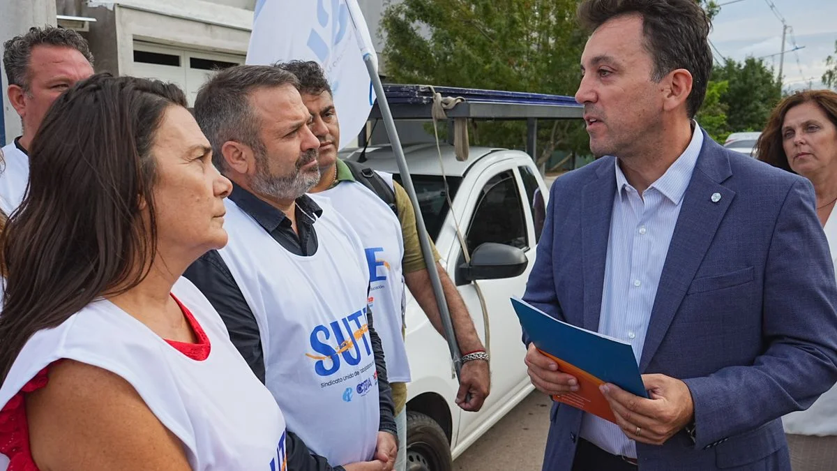 Docentes se manifestaron en el acto de inicio de clases y entregaron un petitorio al Gobierno