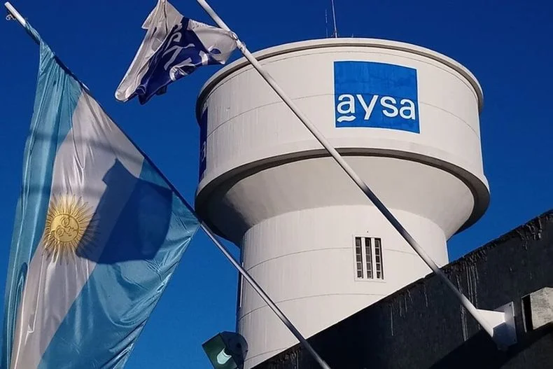 Adorni anunció la privatización de AYSA y el despido del titular del organismo que controla al Gobierno
