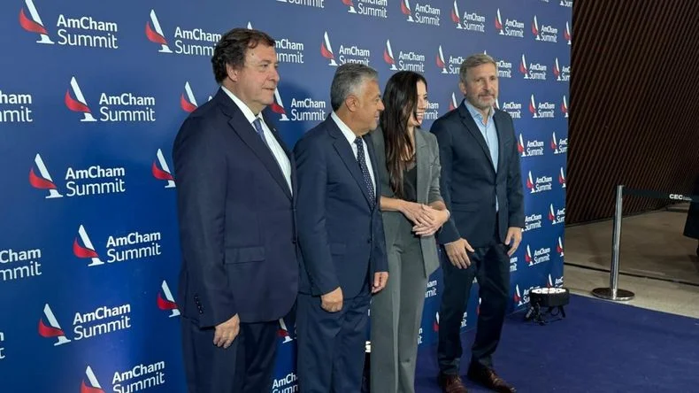 Alfredo Cornejo junto a los otros mandatarios que participaron del panel.&nbsp;