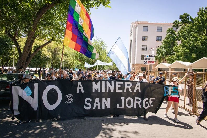 Las protestas contra San Jorge se multiplicaron en toda la provincia. 