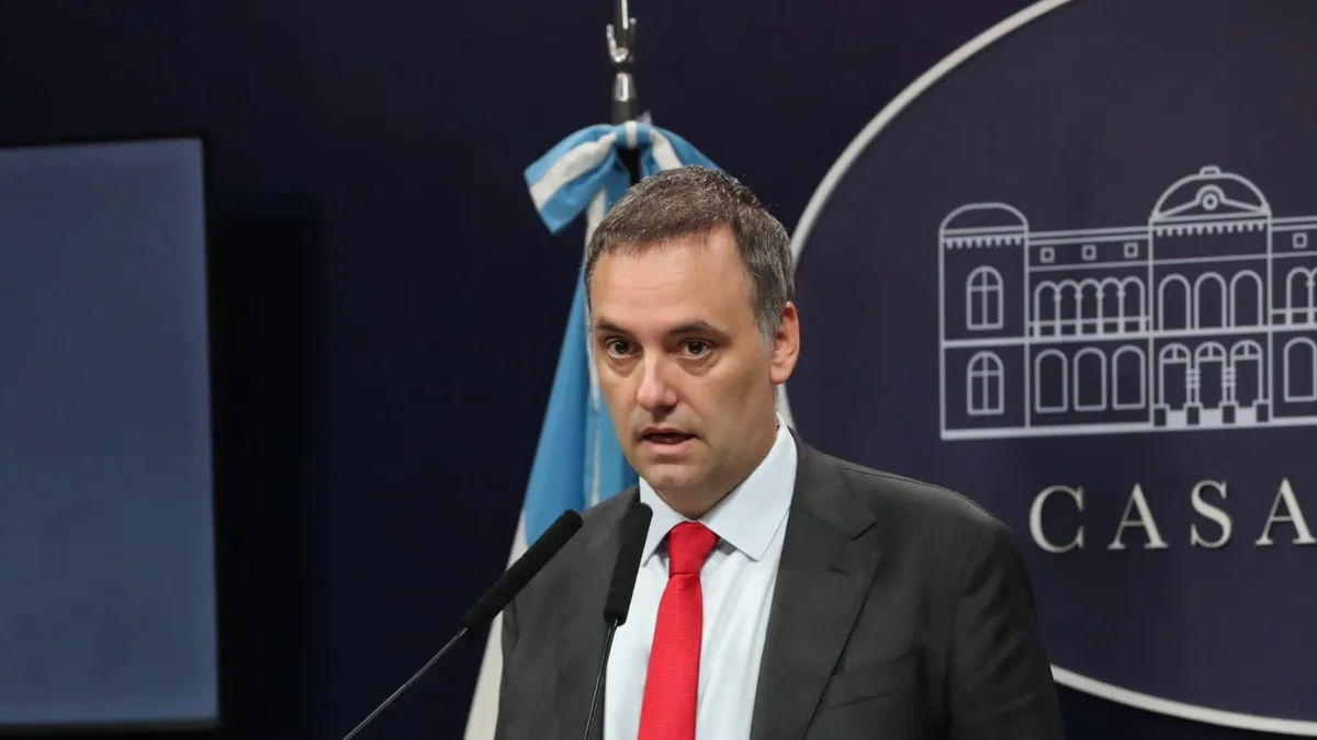 Manuel Adorni le respondió a Cristina Kirchner: "¡Che, 'hermana'! ¡Hay que chequear la información!"