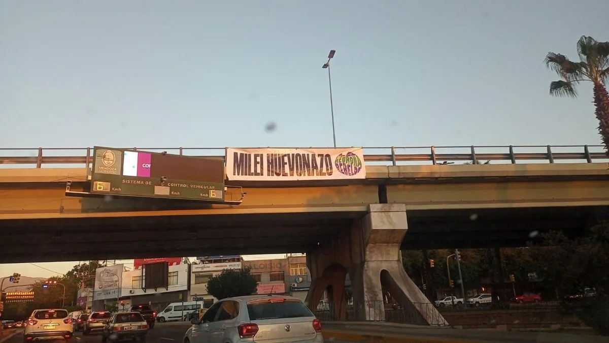 Mendoza amaneció con un cartel poco amistoso para recibir al Presidente: "Milei huevonazo"