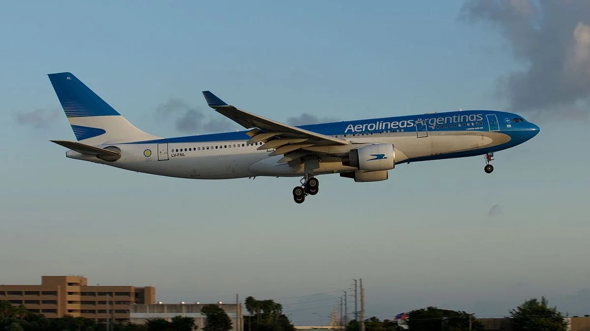 Aerolíneas Argentinas anunció la cancelación de todos sus vuelos por el paro general