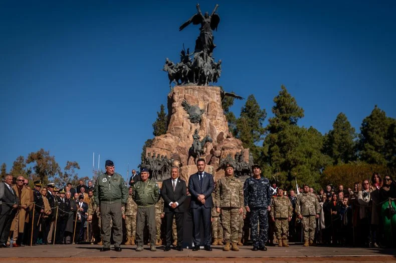 Luis Petri junto a Alfredo Cornejo en el Cerro de la Gloria, el año pasado. 