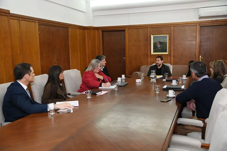 Marcelo D'Agostino, en la cabecera de la mesa junto a representantes del Colegio de Abogados articulando c&oacute;mo funcionar&iacute;a la Oficina de Conciliaci&oacute;n Civil y Comercial.