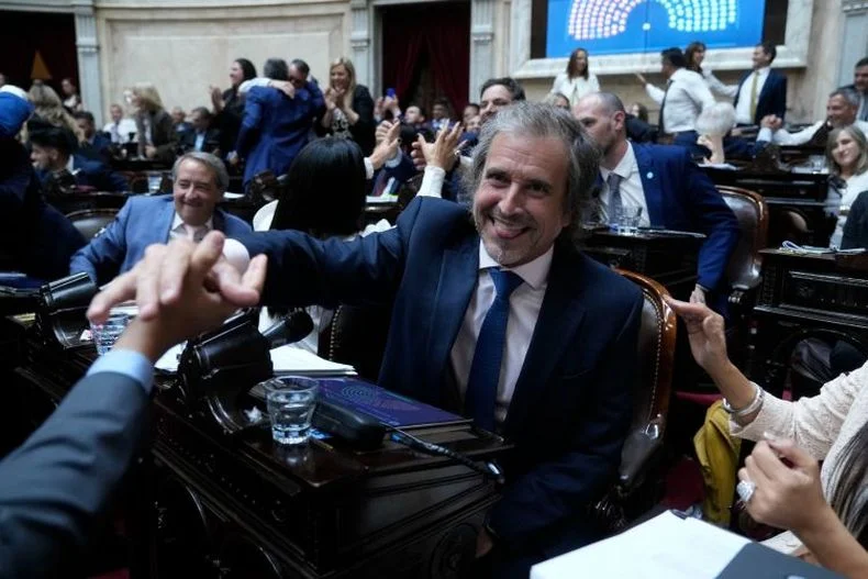 El miembro informante, Bertie Benegas Lynch, felicitado por todos tras la aprobaci&oacute;n en general.